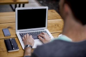 Arbeitsplatz mit Laptop