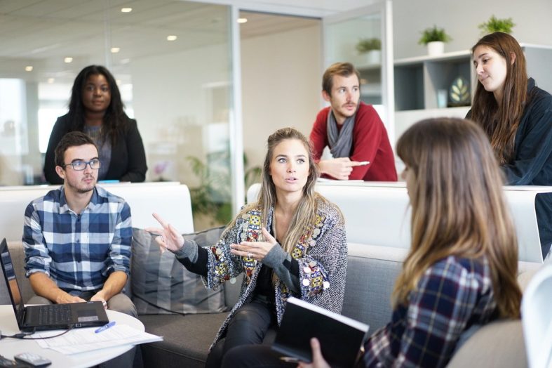 Gruppe junger Menschen im Büro